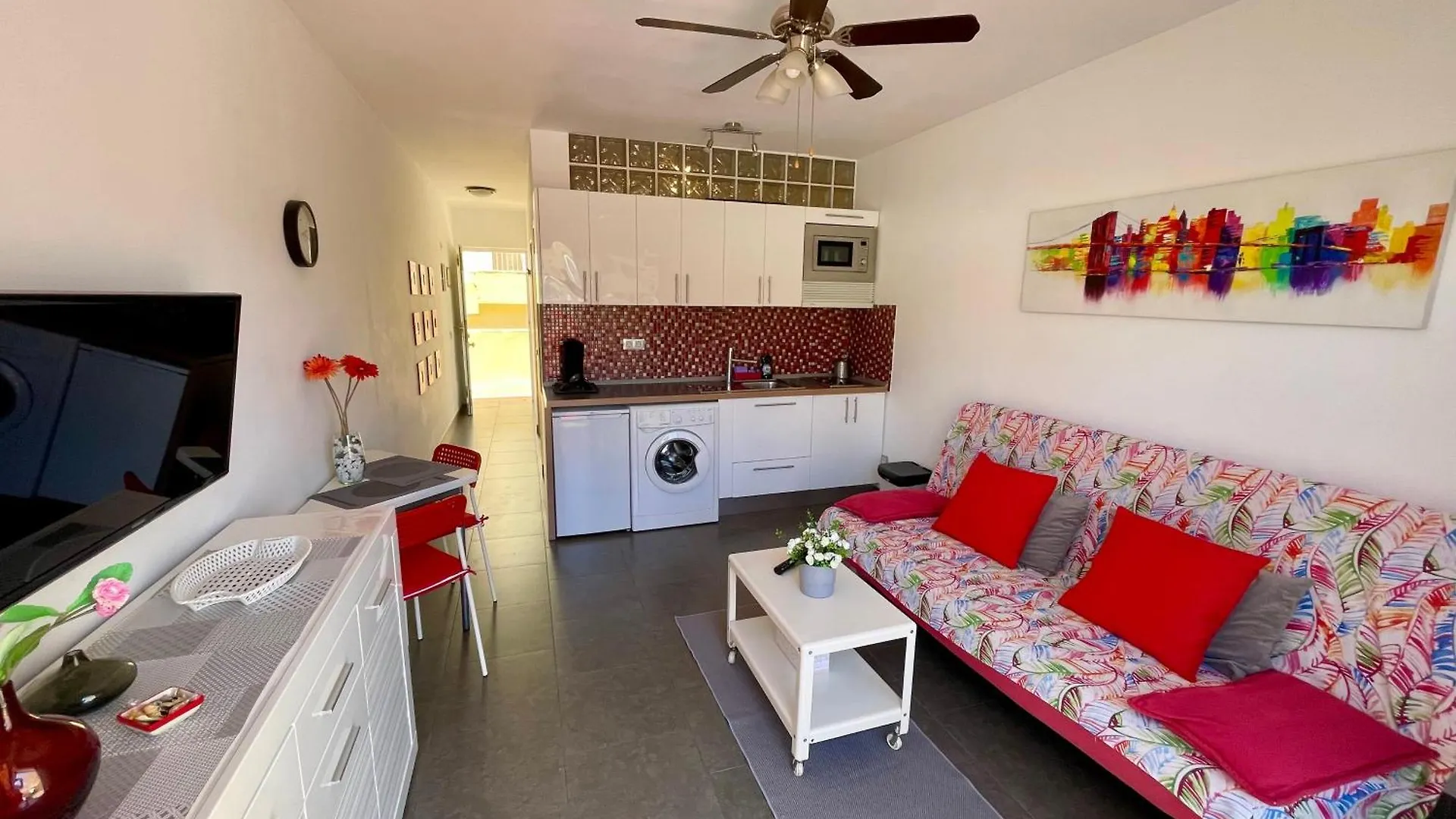 Cozy And Sunny Apartment With Everything You Need, Great Location 阿德耶